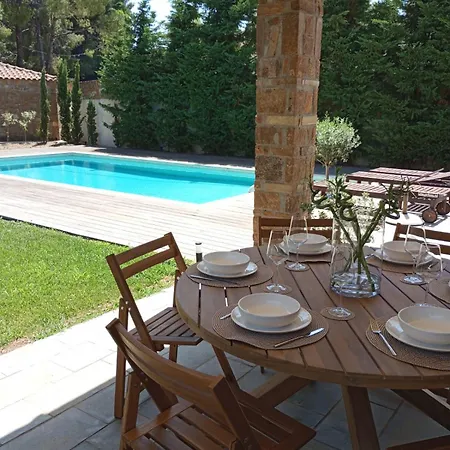 Beyond The Pines Villa, Elani